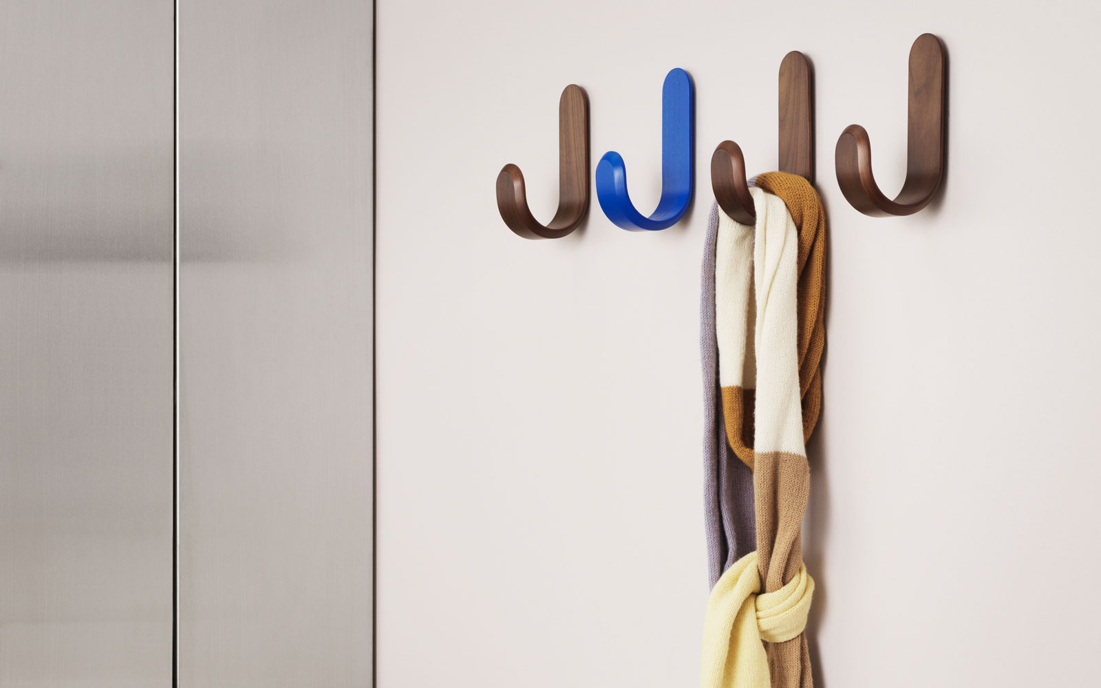 Aanval Werkloos magie Curve Hooks | Wooden hooks in white lacquere veneer