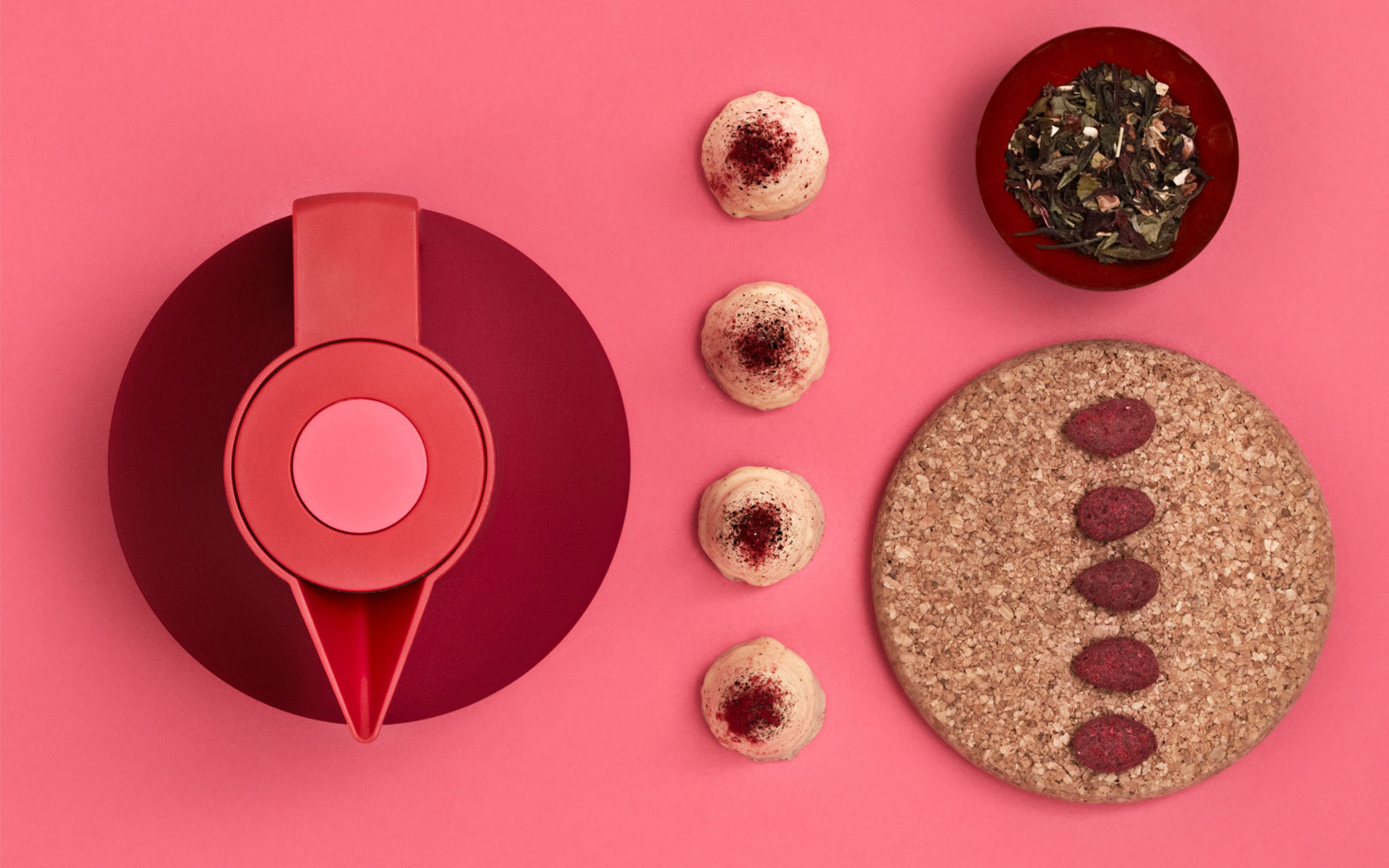 Geo vacuum flask red pink topview mix krenit with food on red background